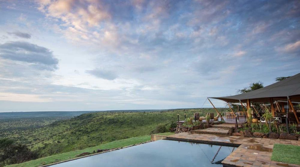 La piscine et le salon en fin de journée