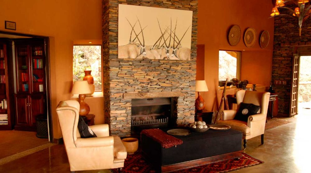 Fauteuils près de la cheminée du Madikwe Hills