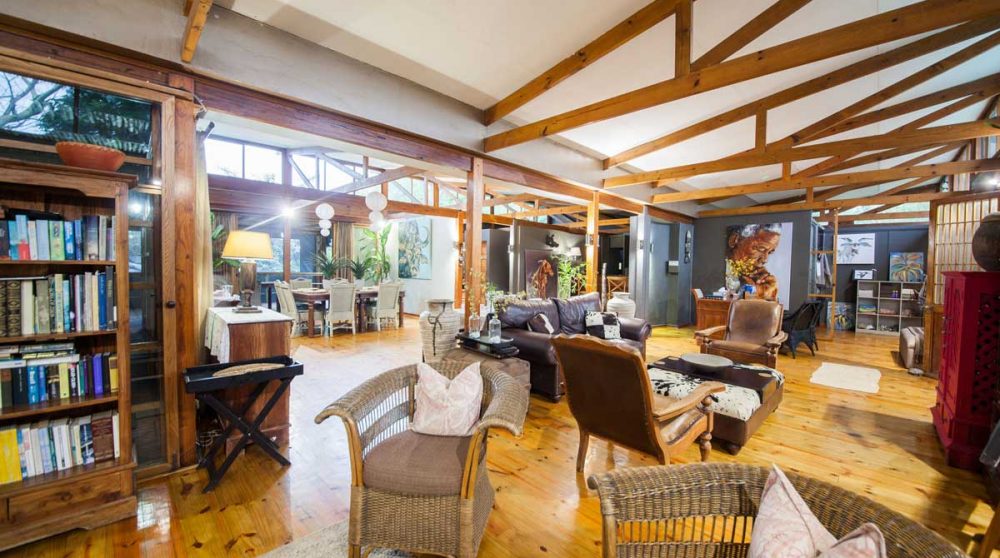 Autre vue du salon du Makakatana Bay Lodge