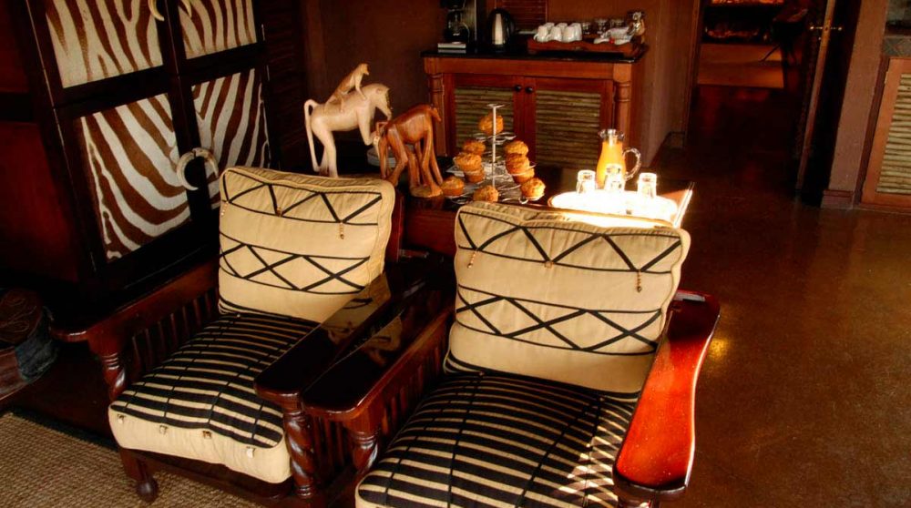 Fauteuils dans le salon du Makweti Safari Lodge