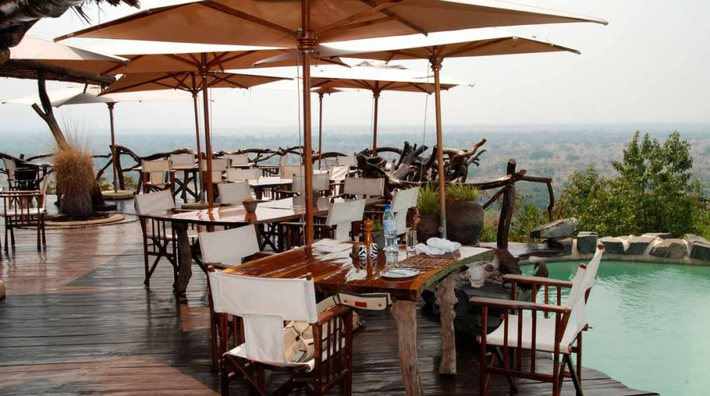Terrasse au bord de la piscine au Mbalageti