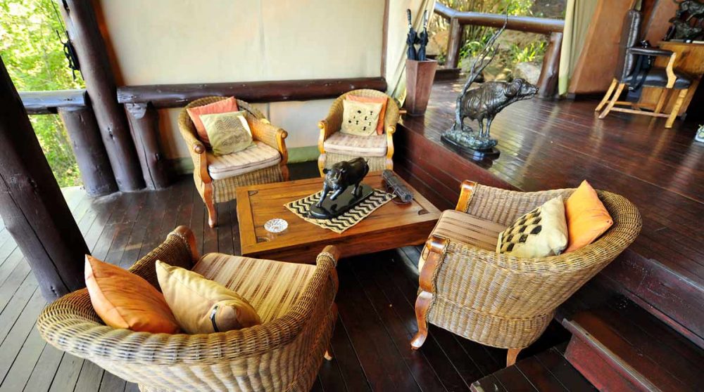 Salon sur la terrasse du Migration Camp