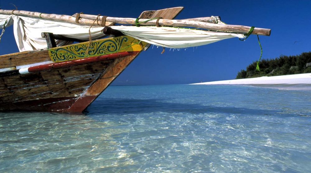 Bateau arrivant au Mnemba Island