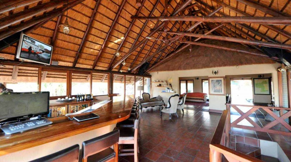 Le salon et le bar du Nkorho Bush Lodge