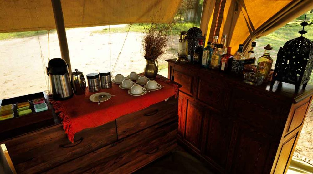 Buffet avec thé et café au Olakira Camp