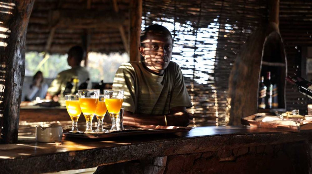 Personnel au bar du Olduvai Camp