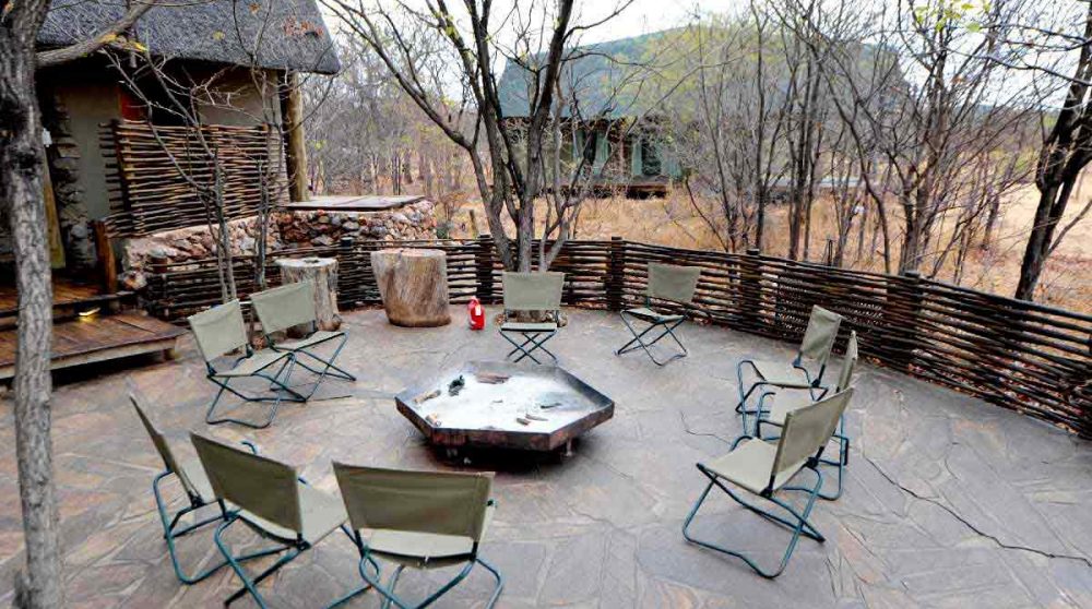 Installation pour un feu à l'Ongava Tented Camp