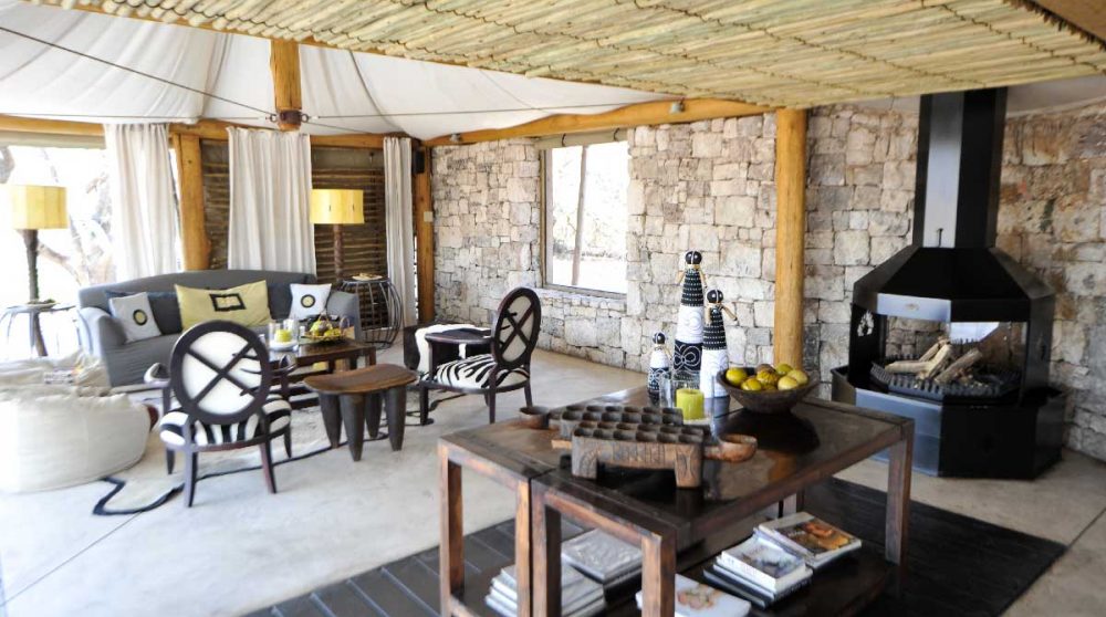 Salon sous une tente à l'Onguma Tented Camp
