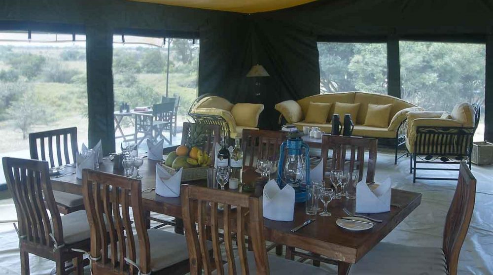 La salle à manger au Porini Rhino amp