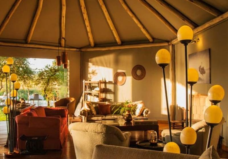 Autre vue du salon du Salas Camp en fin de journée