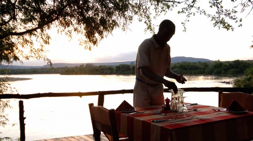 Dîner en plein air au Sand Rivers Selous