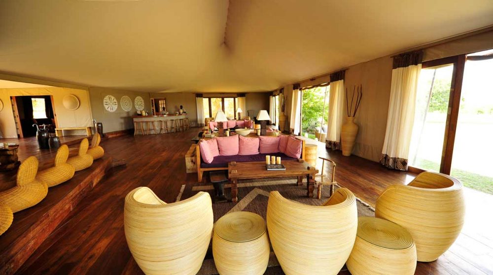 Autre vue du su salon au Sayari Camp