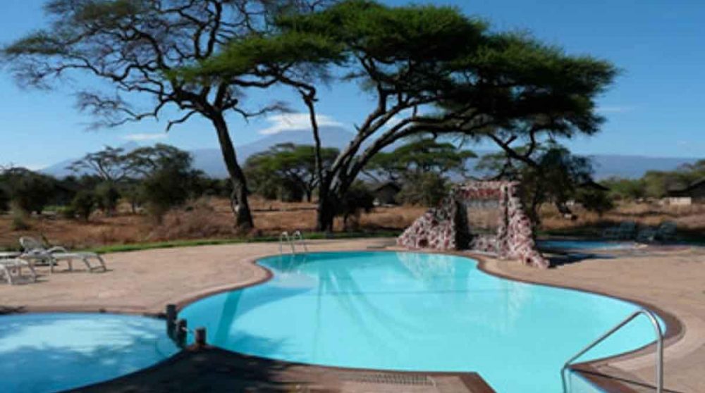 La piscine avec vue sur la nature au Sentrim Amboseli