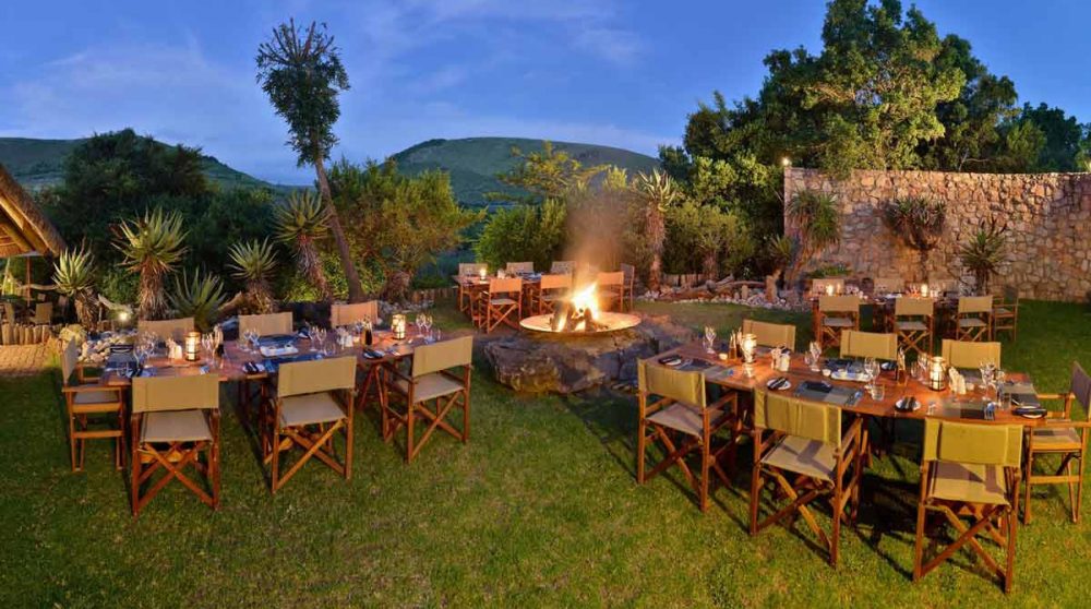 Dîner à la belle étoile dans le boma au Shamwari Bayethe Tented Lodge