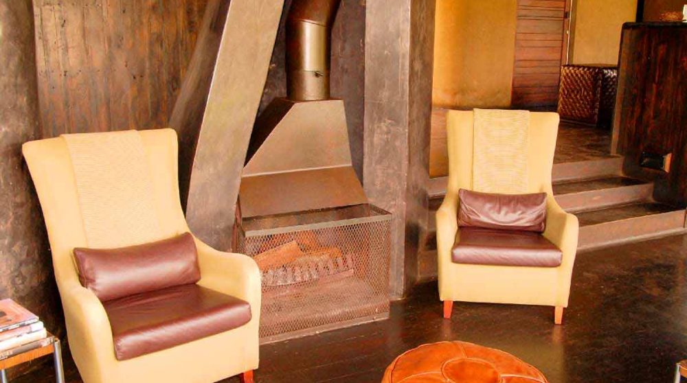 Fauteuils dans un salon du Singita Sweni