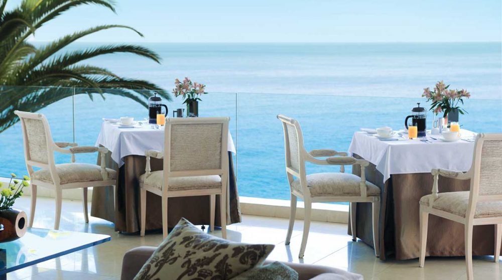 Petit-déjeuner sur la terrasse du Clarendon Bantry Bay