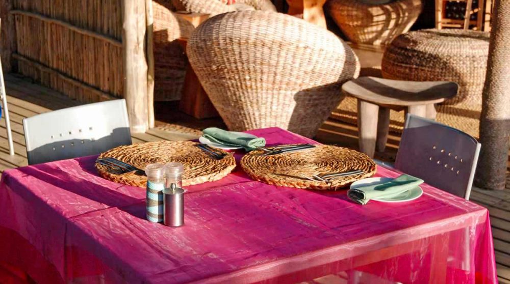 Table sur la terrasse du Thonga Beach Lodge