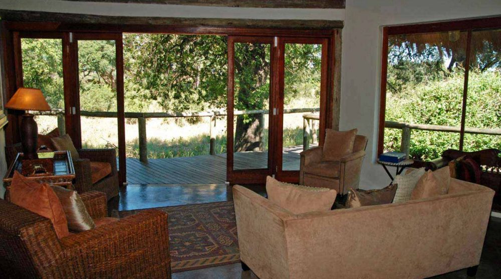 Salon donnant sur la terrasse du Tintswalo Safari Lodge