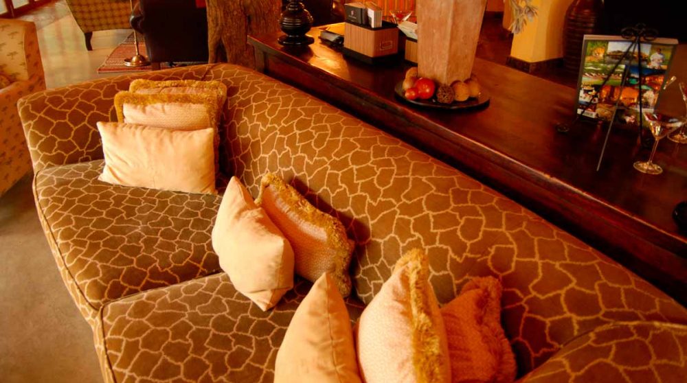Un canapé au Tuningi Safari Lodge