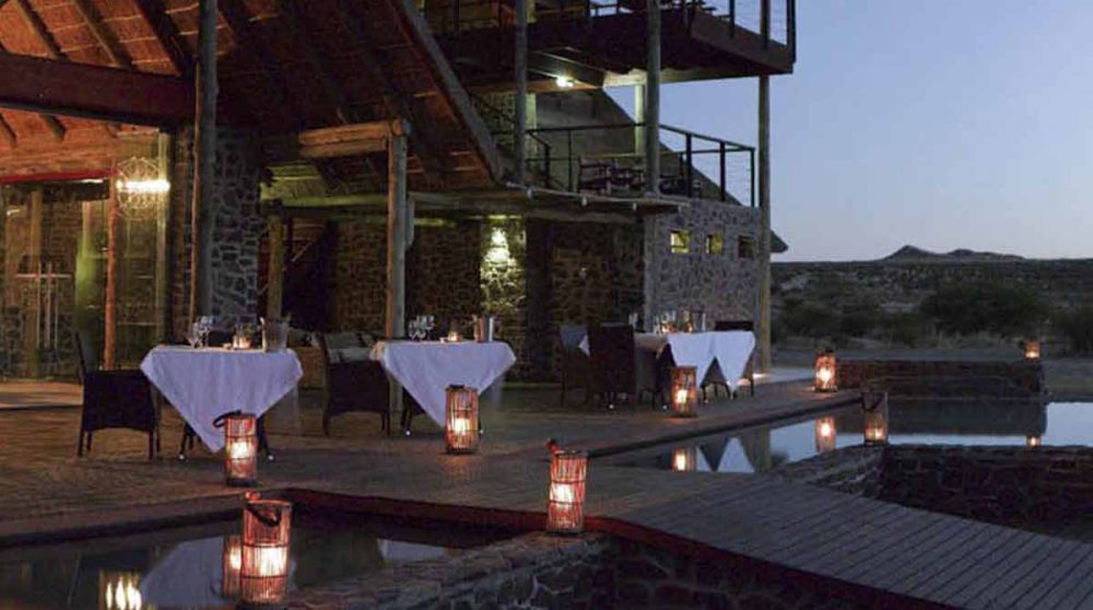 La terrasse le soir au Tutwa Desert Lodge