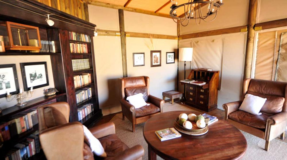 Autre vue du salon au Wolwedans Dunes Lodge