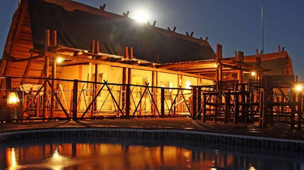 La piscine la nuit à Xaus Lodge