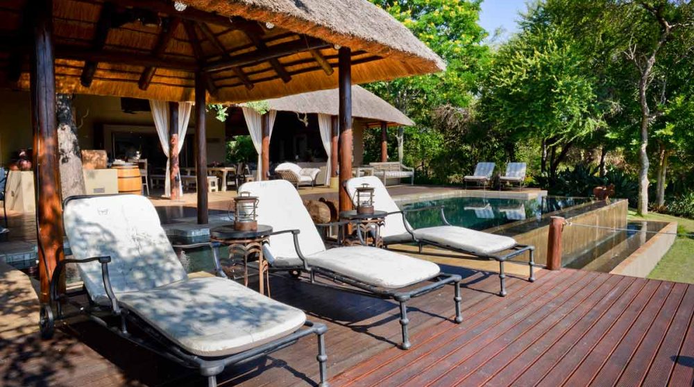 Un peu de repos autour de la piscine