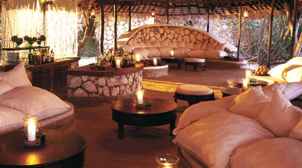 Le salon éclairé la nuit en Tanzanie