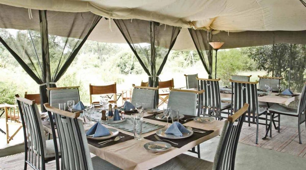 Déjeuner à l'ombre sous la tente dans le Masai Mara