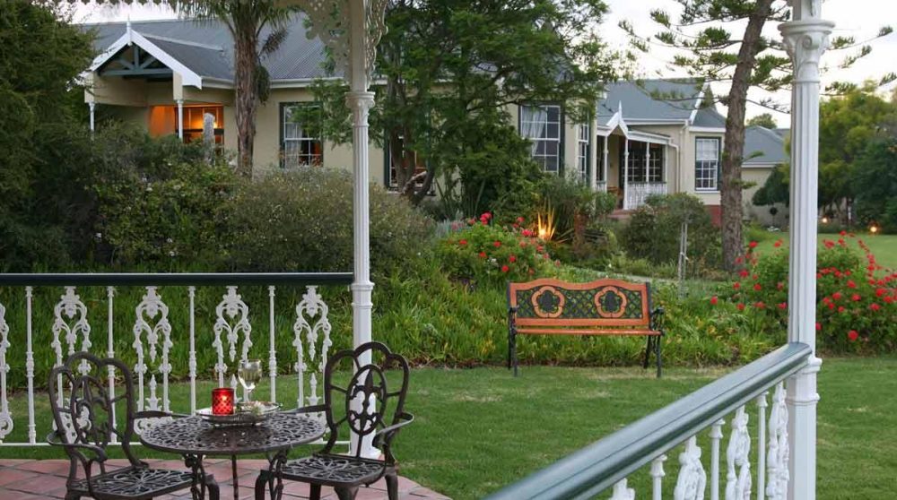 Une terrasse devant une chambre à Oudtshoorn