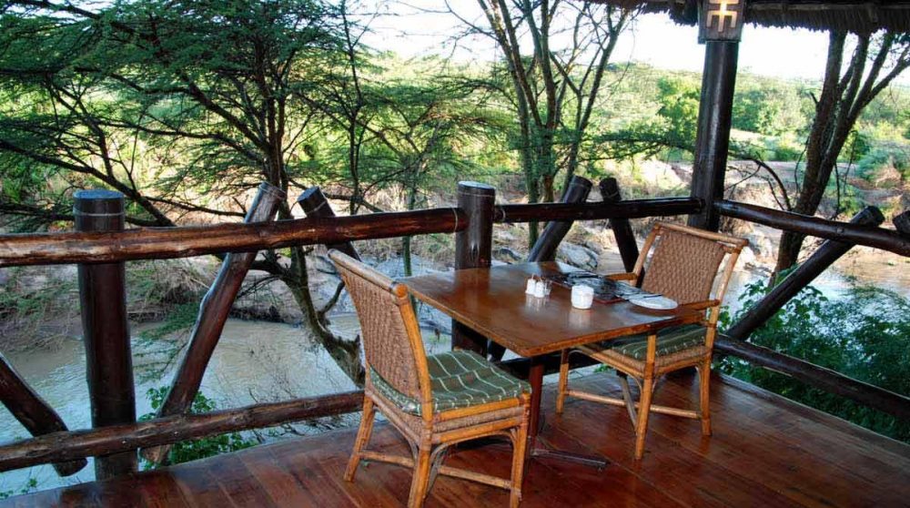 Déjeuner sur la terrasse au Kenya