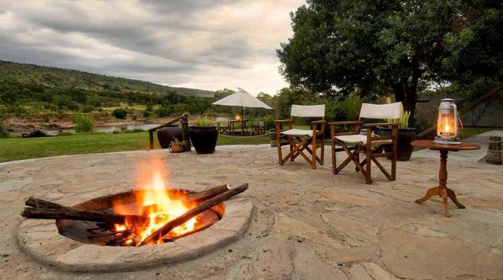Un feu de camp dans le jardin au Kenya