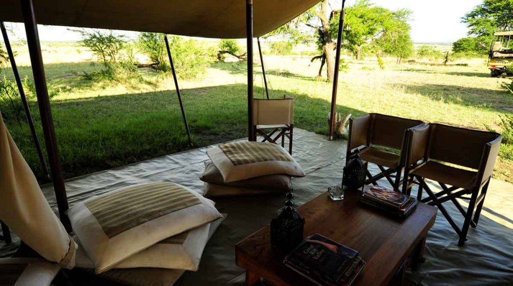 Un salon donnant sur l'extérieur en Tanzanie