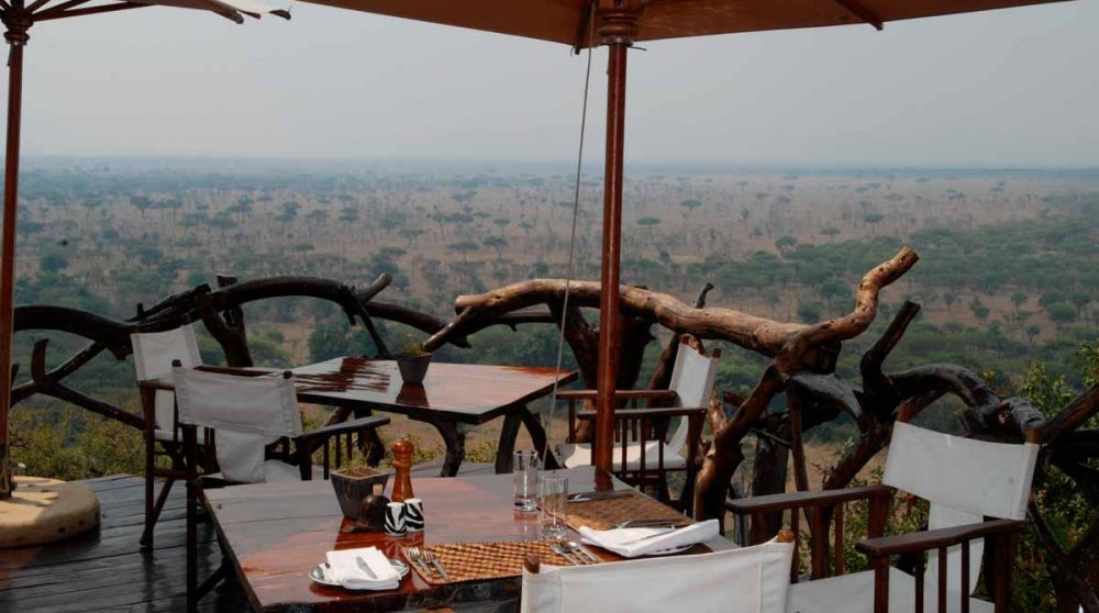 Table pour déjeuner sur la terrasse dans le Serengeti