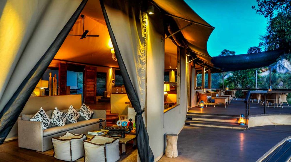 Vue nocturne de l'hôtel dans le Serengeti