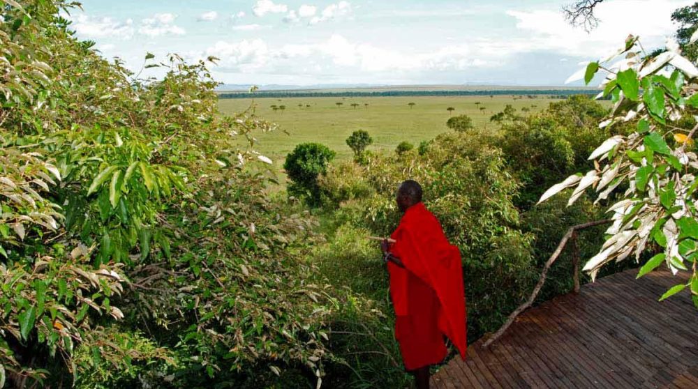 Un masaï sur la terrasse au Masai Mara
