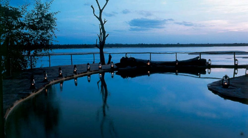 La piscine la nuit dans la réserve de Selous
