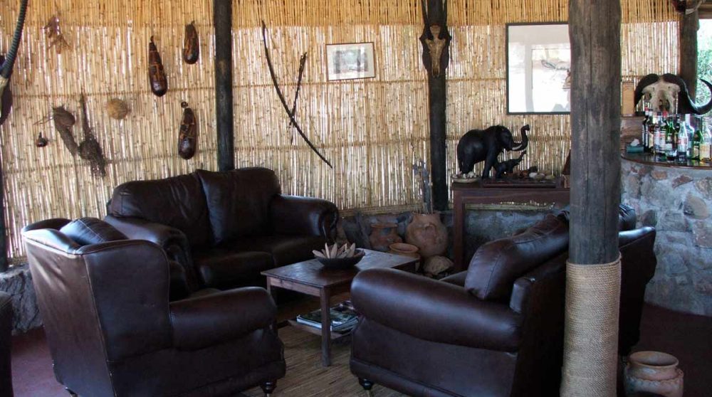 Le salon au lodge près du parc national de Ruaha