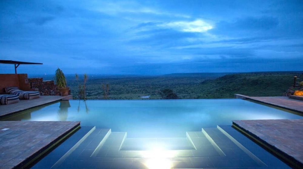 La piscine vue de nuit au Kenya