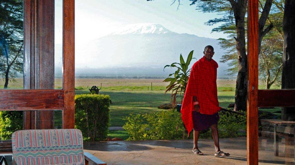 Un massaï devant la montagne au Kenya