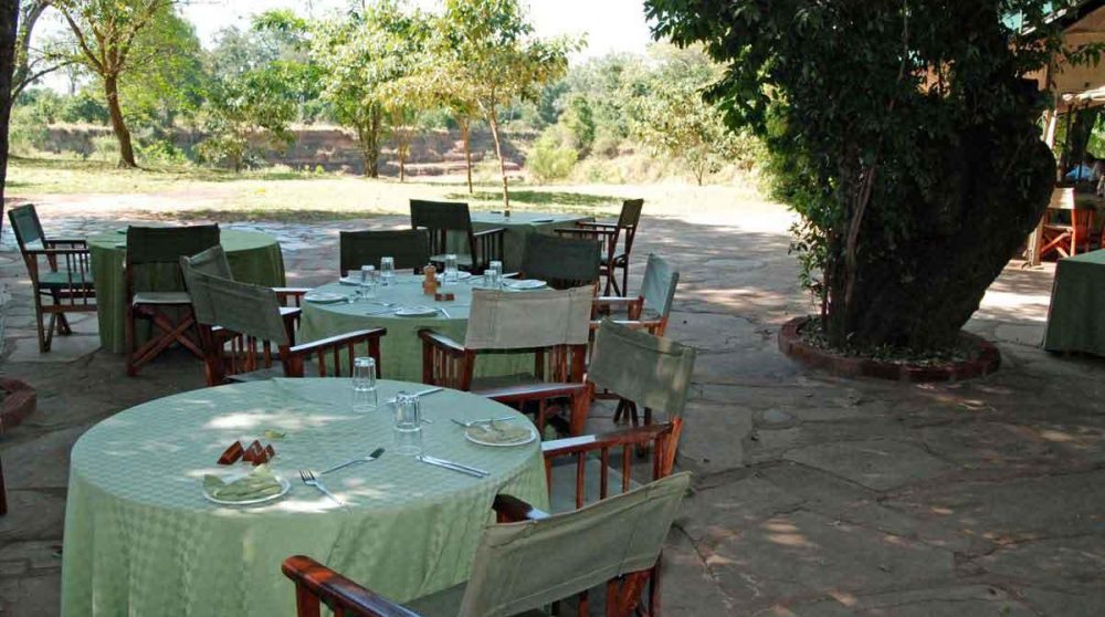 Tables dressées pour le déjeuner