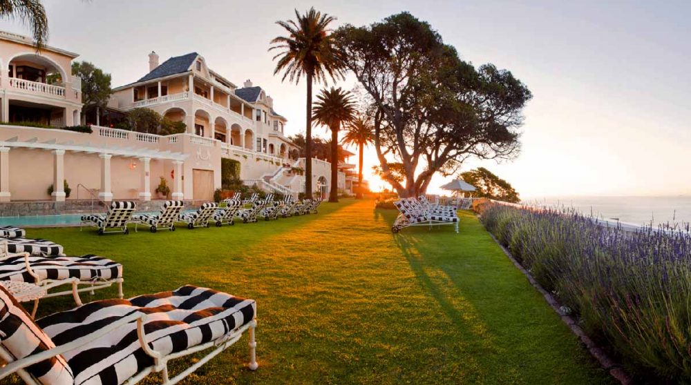 Coucher de soleil près de la piscine