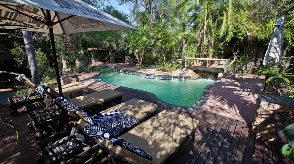 Autre vue de la piscine ombragée