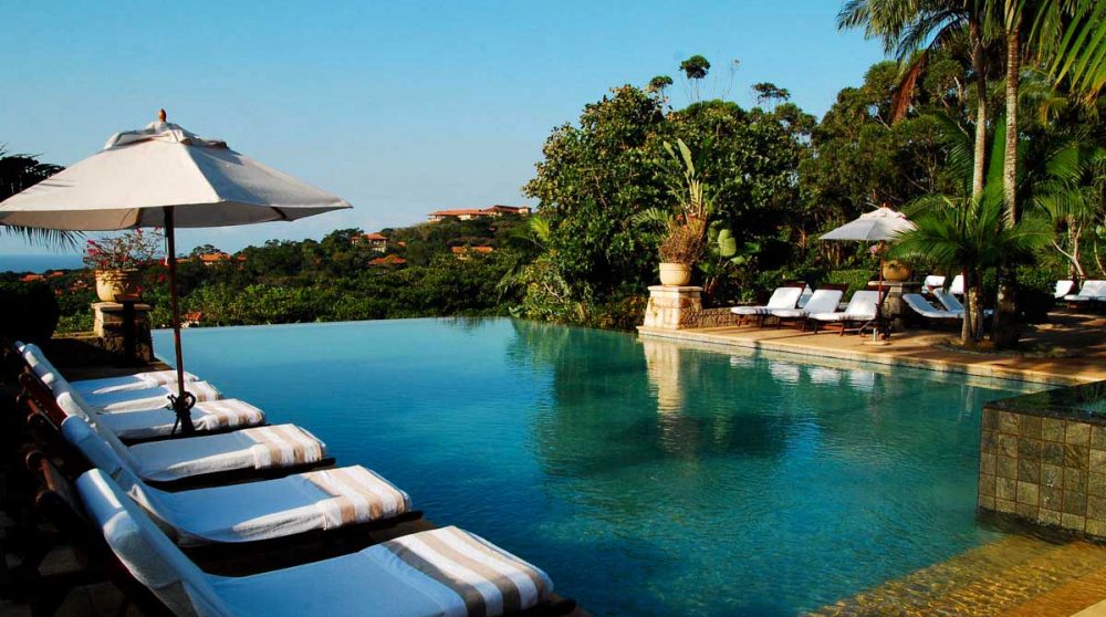 Chaises longues au bord de la piscine en Afrique du Sud