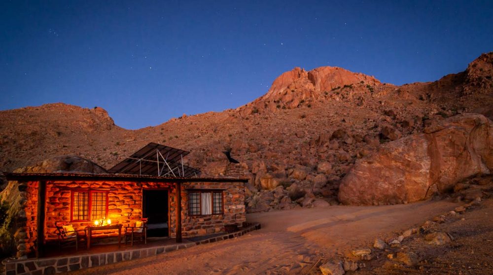 Vue nocturne du lodge en Namibie