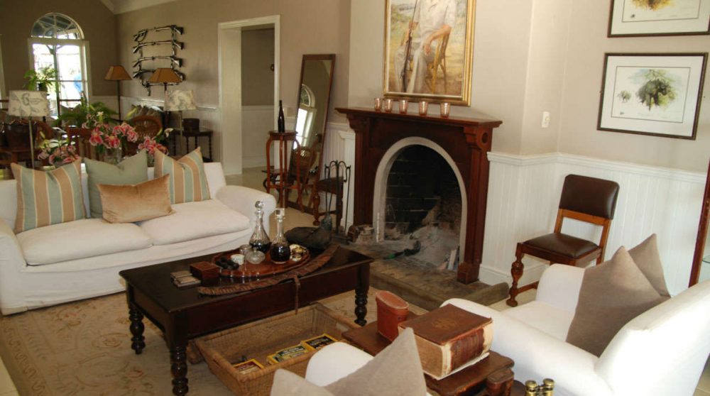 Salon avec une cheminée à Sabi Sand