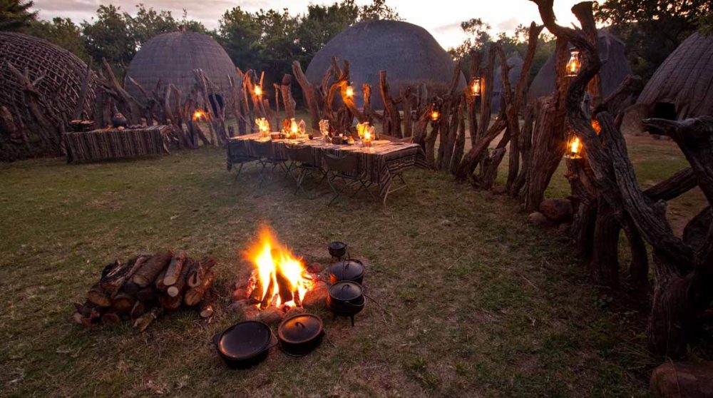Dîner à la balle étoile dans le boma dans la Kwazulu Natal