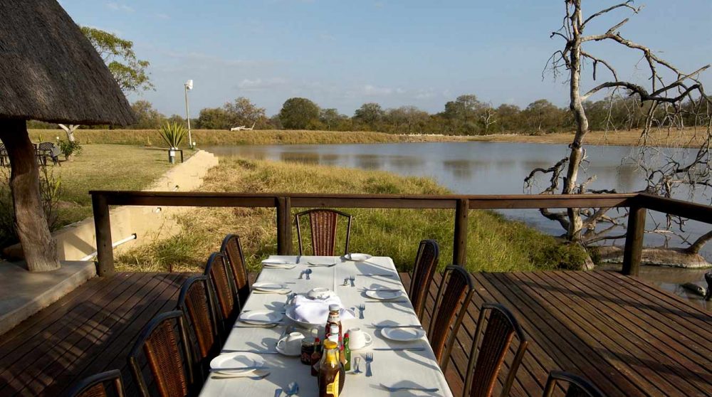 Une table sur la terrasse à Sabi Sand