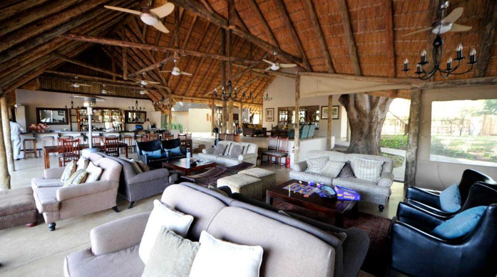 Le salon avec le bar à Timbavati