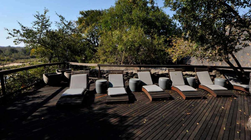 Chaises longues sur la terrasse près du parc Kruger